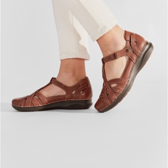 Clarks Appley Way Dark Tan T-Strap 26165529 Leather Sandals WIDE - Picture 1 of 8
